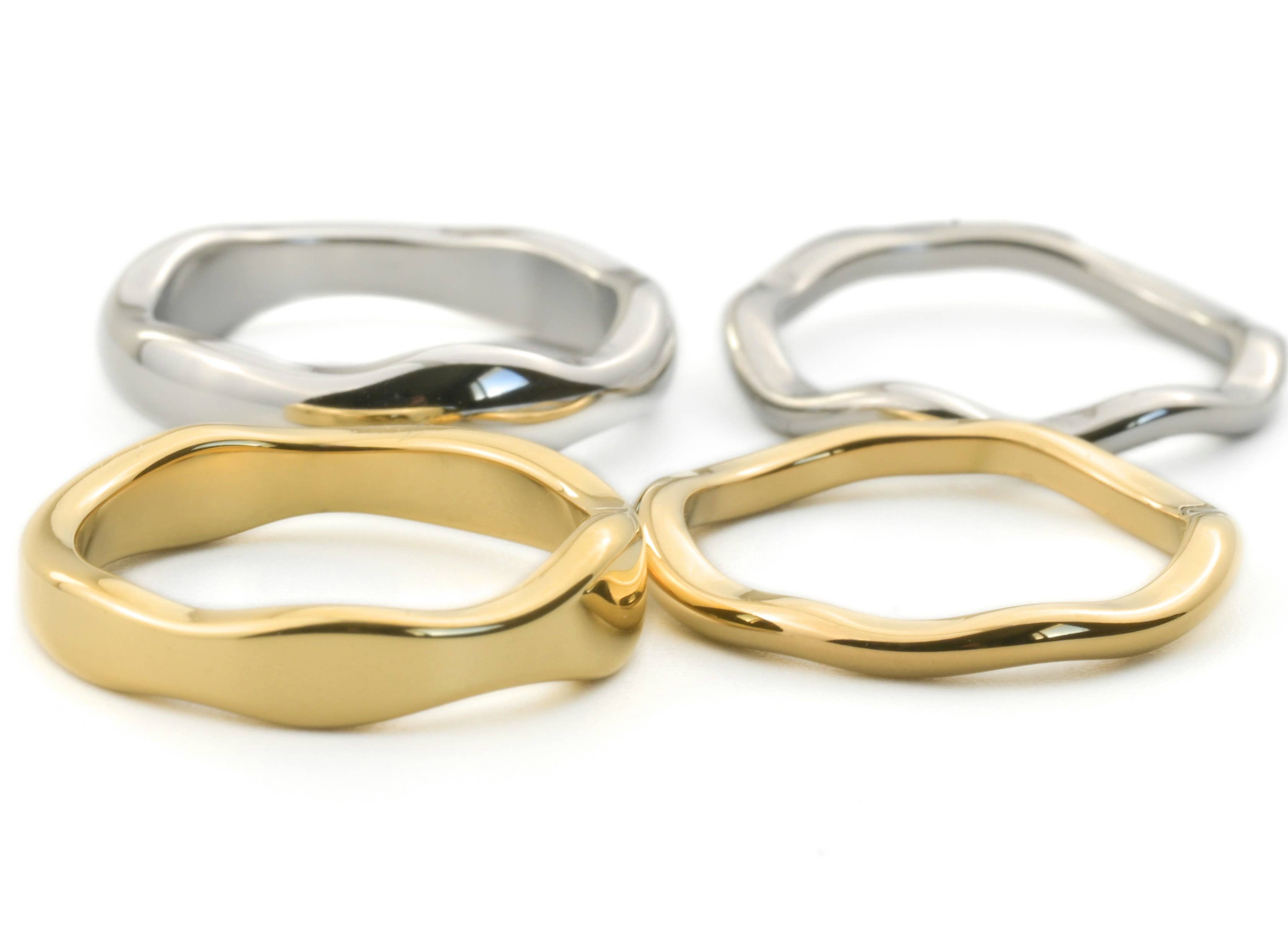 Conjunto de anillos de oro a prueba de deslustre - Anillos ondulados rellenos de oro de 18 k