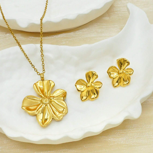 18K Gold-Plated Five-Leaf Clover Pendant Necklace And Large Stud Earrings Set