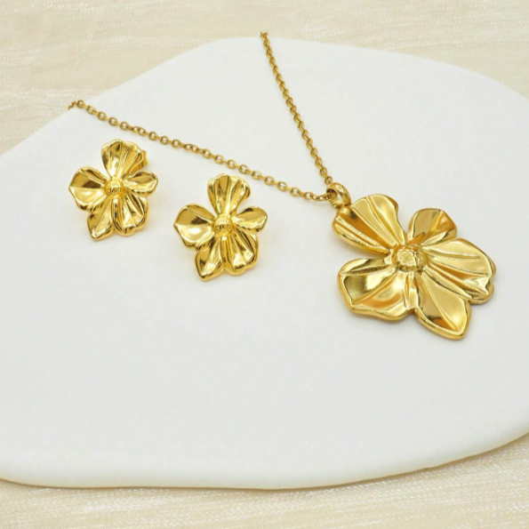 18K Gold-Plated Five-Leaf Clover Pendant Necklace And Large Stud Earrings Set