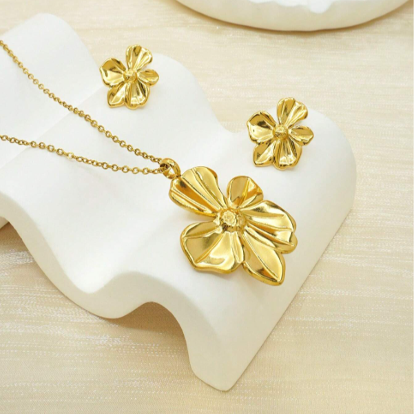 18K Gold-Plated Five-Leaf Clover Pendant Necklace And Large Stud Earrings Set